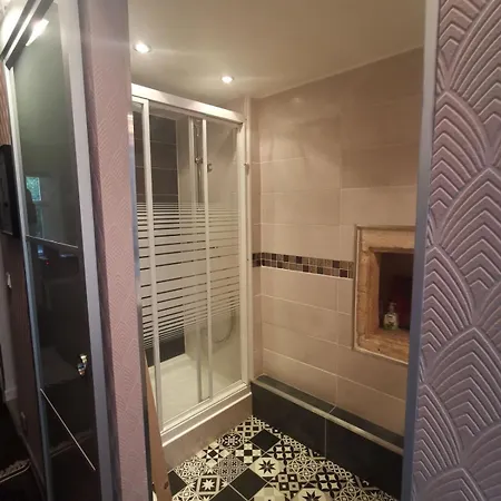 Independent Master Suite, 18th Century דירה קאין