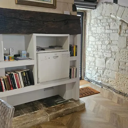 Independent Master Suite, 18th Century 아파트 *