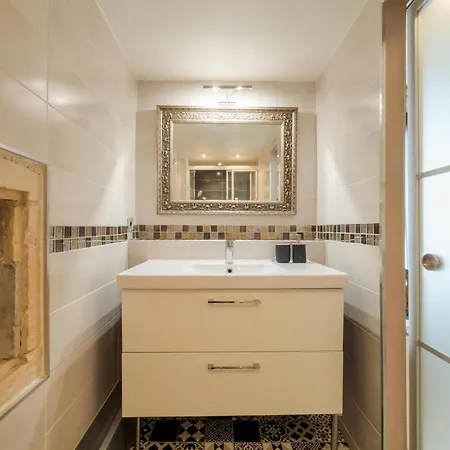 Independent Master Suite, 18th Century Appartement